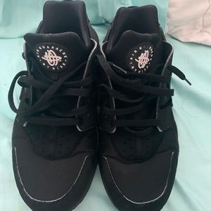 Nike huarache triple black